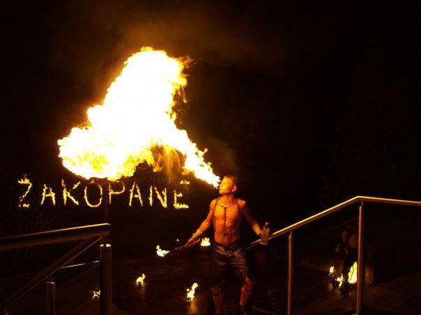 Pirotechnika eventowa ARTCIRCUS — płonące napisy (2)