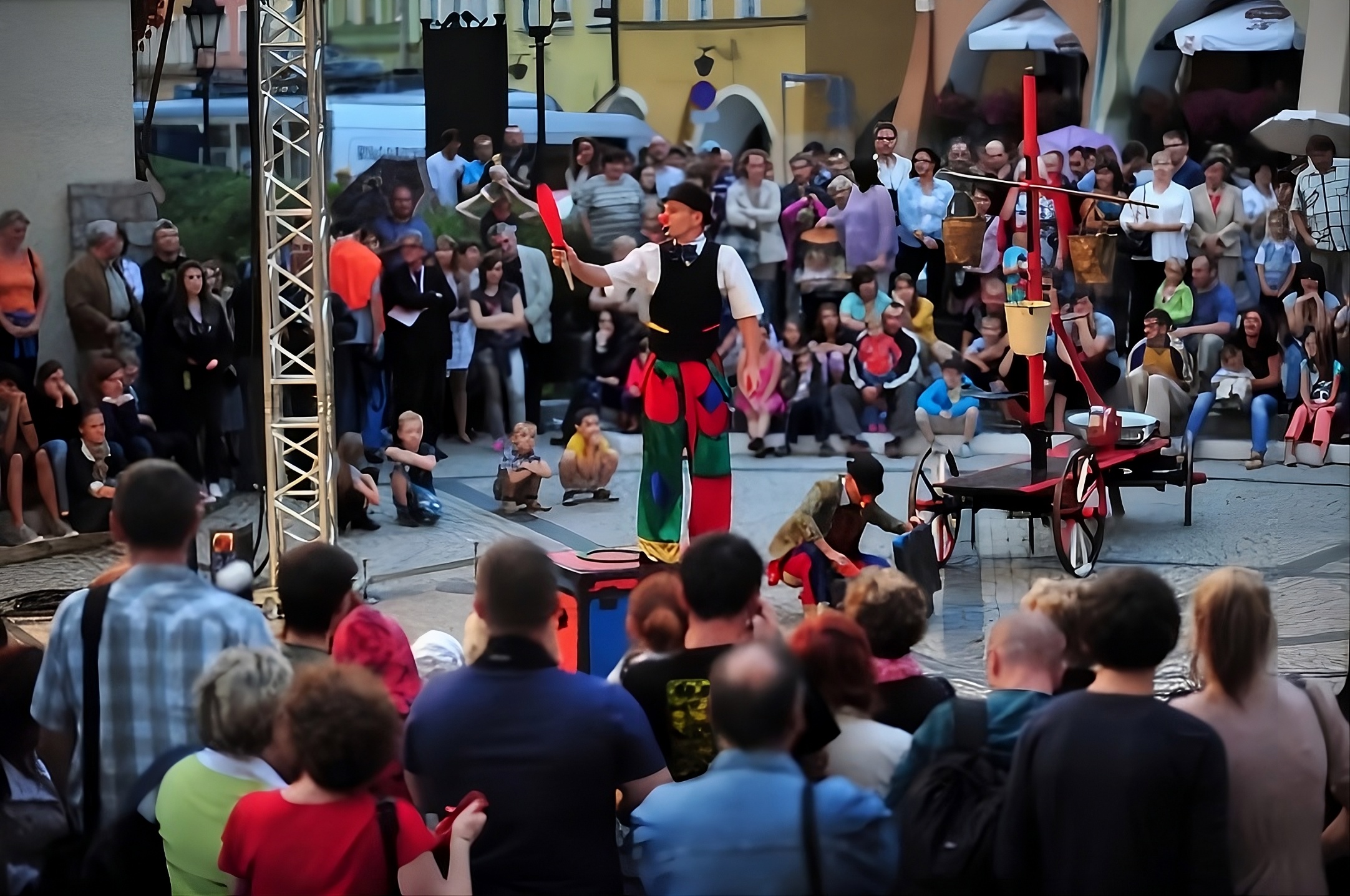 Pokaz cyrkowy ARTCIRCUS — uliczny teatr i kabaret (3)