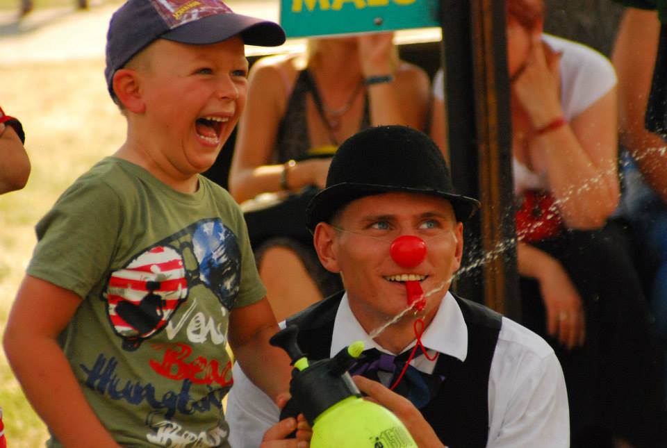 Pokaz cyrkowy ARTCIRCUS — uliczny teatr i kabaret (5)