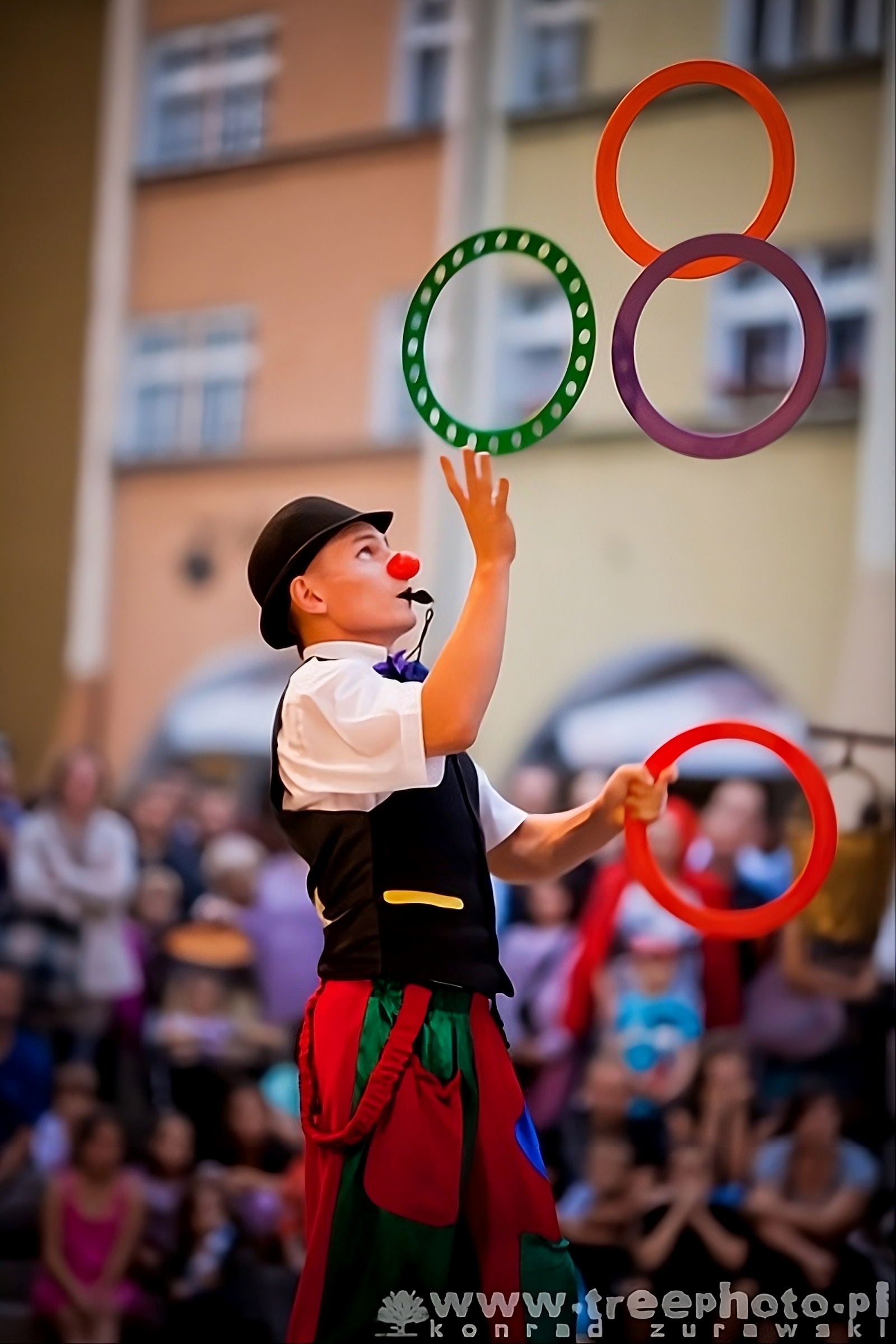 Pokaz cyrkowy ARTCIRCUS — uliczny teatr i kabaret (8)